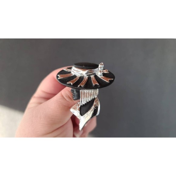 Torino Woman in Hat Brooch - Picture 1 of 10
